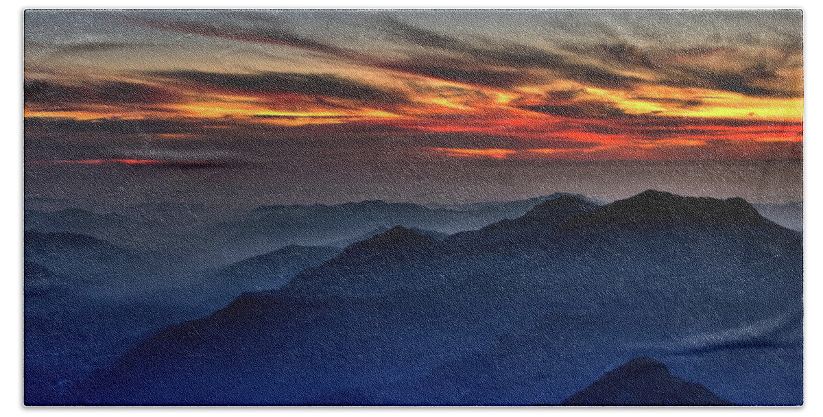 Sequoia National Park Beach Towel featuring the photograph Mountain View Sunset by Beth Sargent
