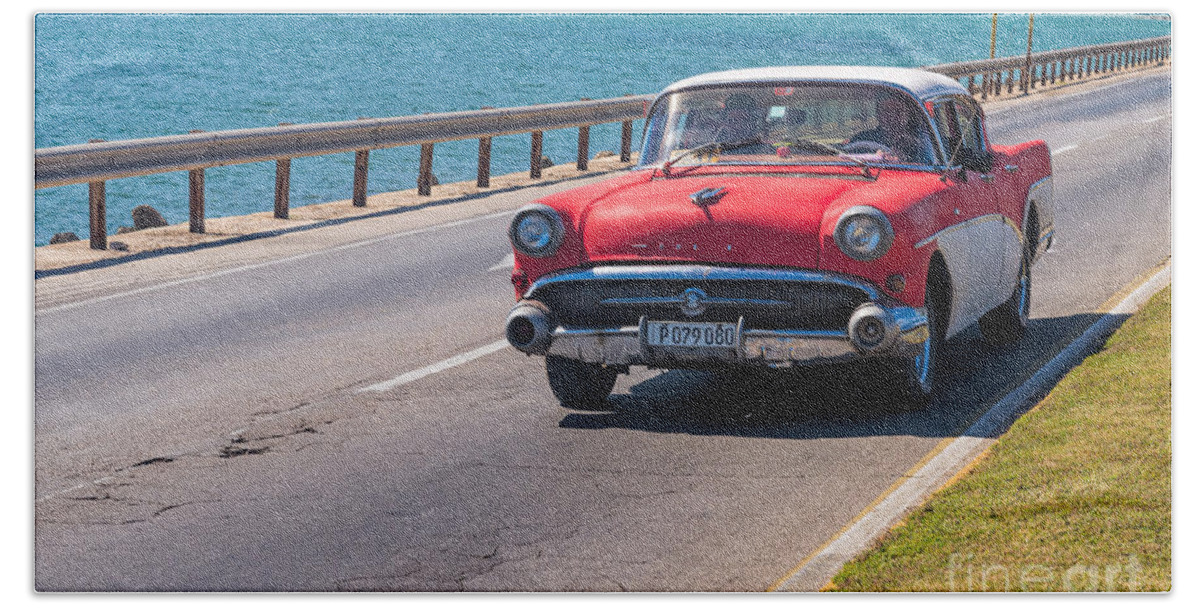 Cuba Beach Towel featuring the photograph Old Buick by Les Palenik