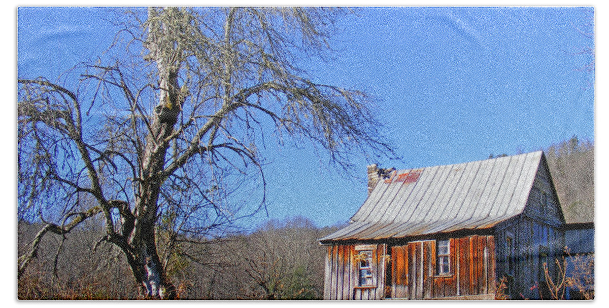 Cabins Beach Towel featuring the photograph Old Cabin and Tree by Duane McCullough