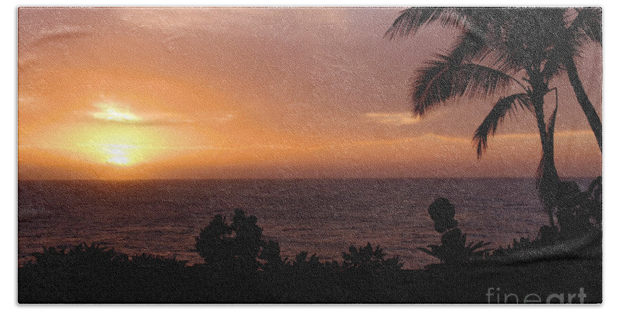 Hawaii Beach Towel featuring the photograph Perfect End To A Day by Suzanne Luft