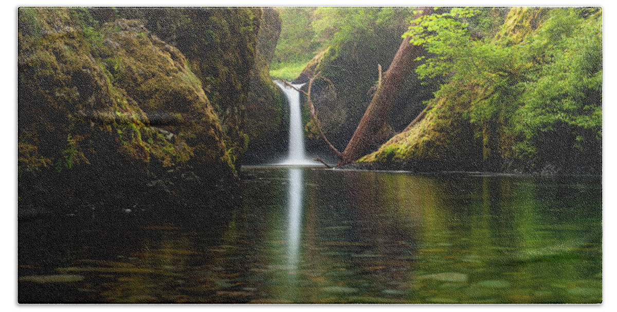 Punch Bowl Beach Towel featuring the photograph Punch Bowl Falls by Andrew Kumler