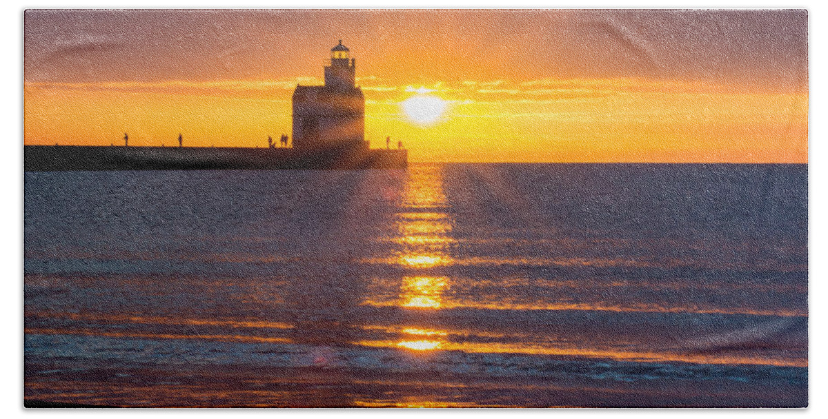 Lighthouse Beach Sheet featuring the photograph Splendour Rising by Bill Pevlor