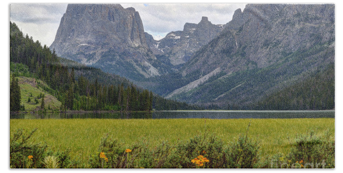 Wind River Range Beach Towel featuring the photograph Squaretop Mountain and Upper Green River Lake by Gary Whitton