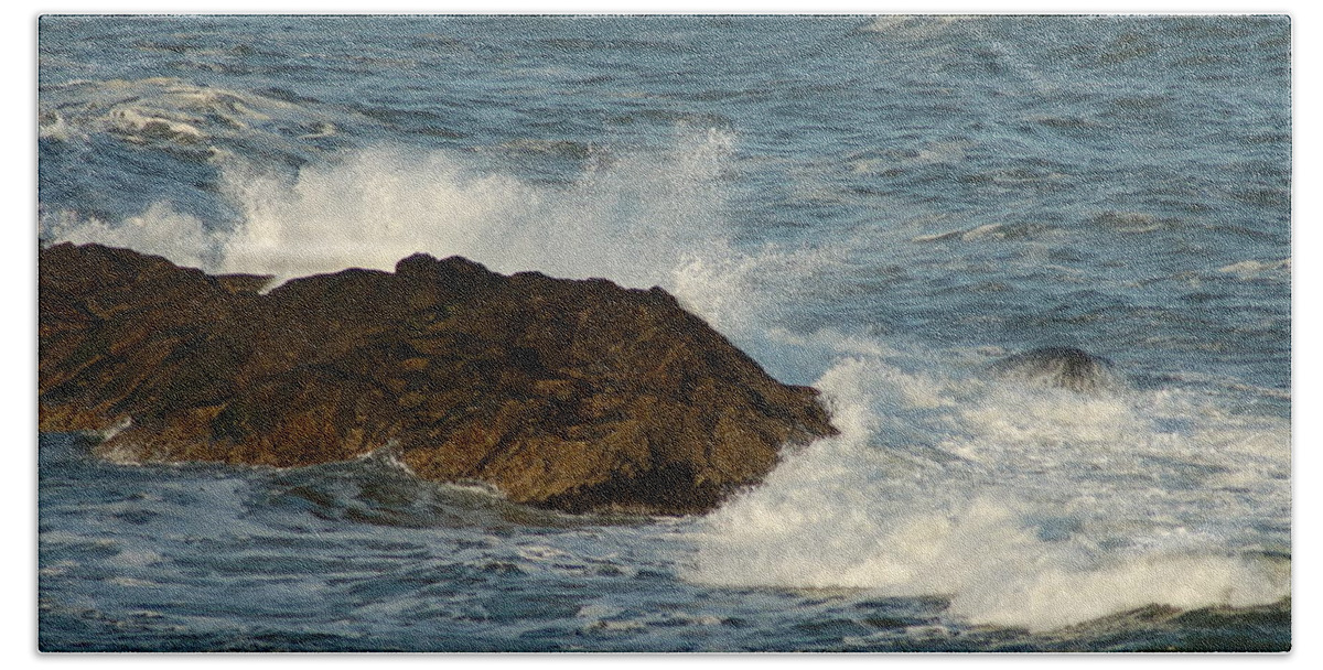 Pacfic Ocean Beach Towel featuring the photograph Surf and rocks by Ron Roberts
