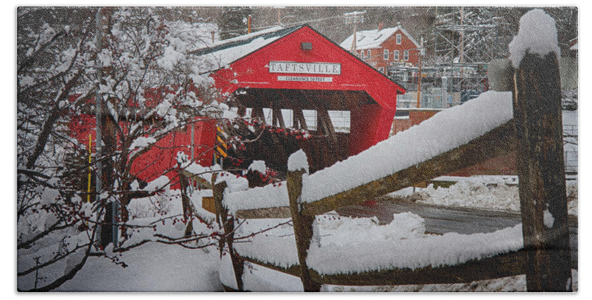 New England Covered Bridge Beach Towel featuring the photograph Taftsville Covered Bridge by Jeff Folger