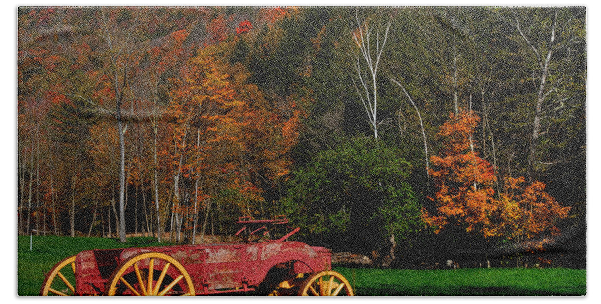 Wagon Beach Sheet featuring the photograph Vermont Wagon by Sue Karski