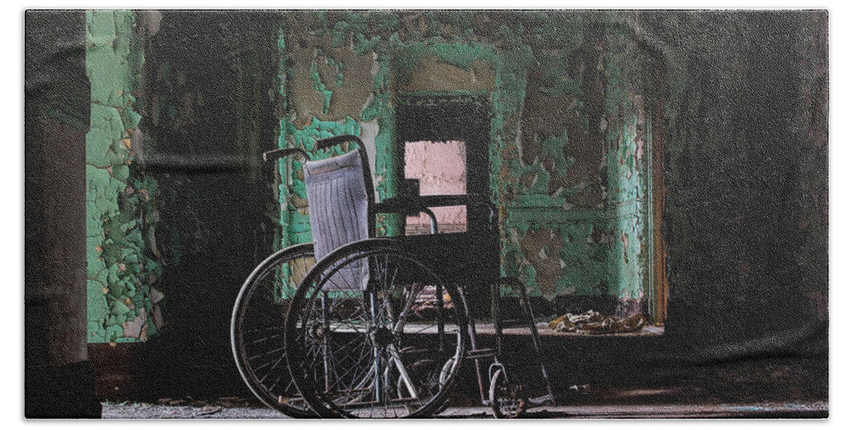 Wheelchair Beach Towel featuring the photograph Waiting in the light by Rick Kuperberg Sr