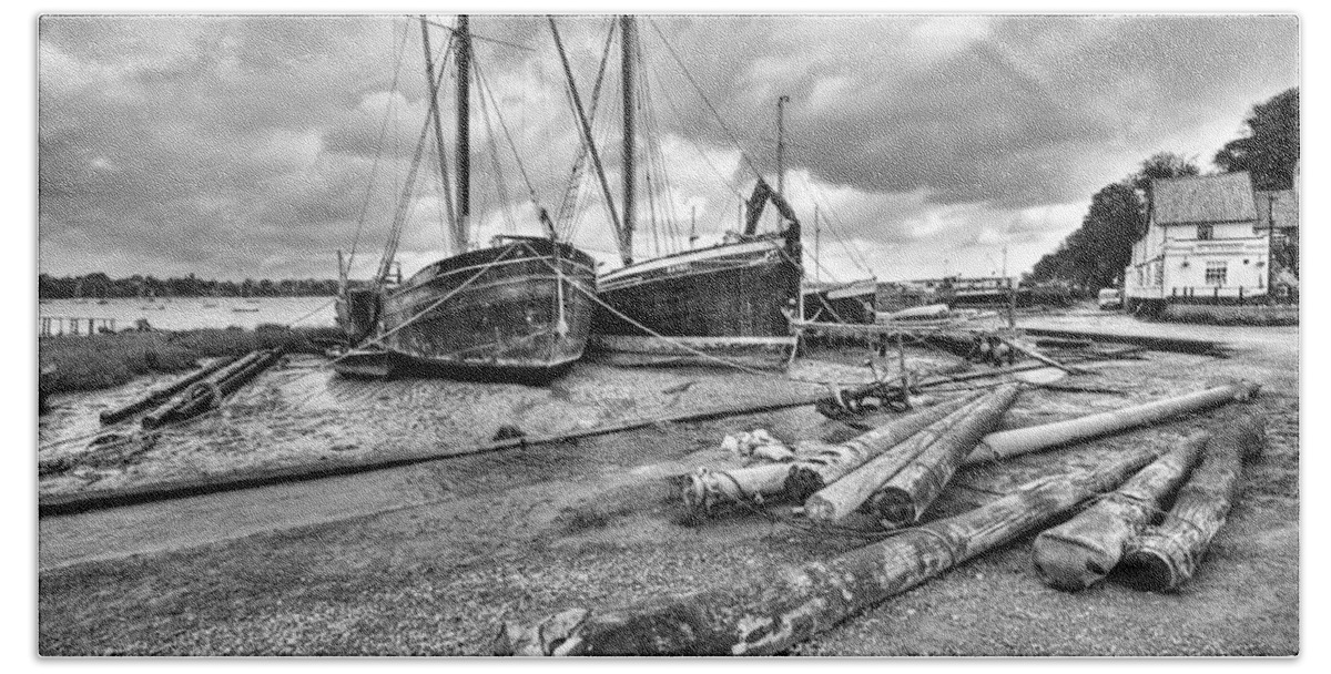 Butt And Oyster Beach Sheet featuring the photograph Boats and logs at Pin Mill #2 by Gary Eason