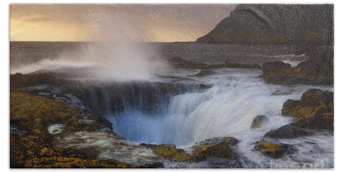 Coast Beach Sheet featuring the photograph Thor's Well #1 by Keith Kapple