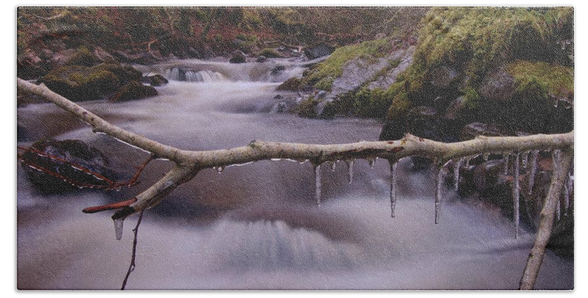 Icicles Beach Towel featuring the photograph An icy flow by Gavin Macrae