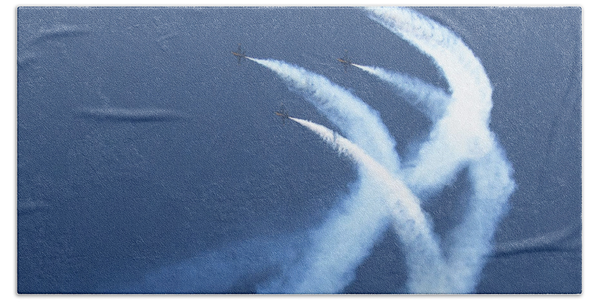 Airshow Beach Towel featuring the photograph High Curve by Sue Karski