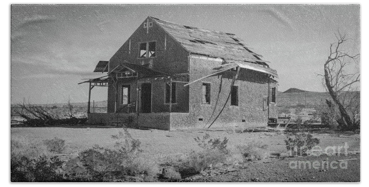 B&w Beach Towel featuring the photograph Abandoned Home Route 66 by Jeff Hubbard