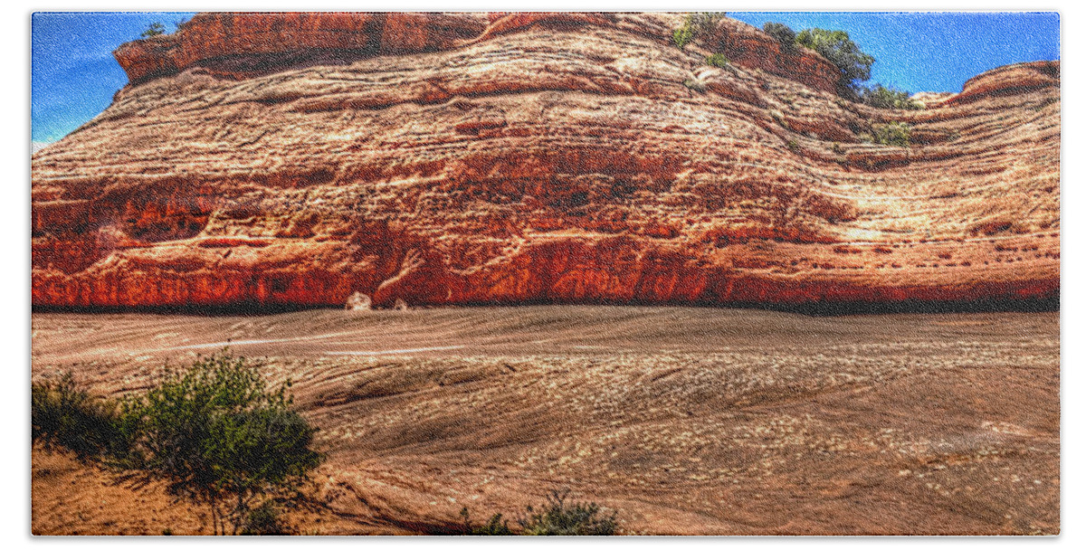Pictorial Beach Towel featuring the photograph Along the Trail to Delicate Arch by Roger Passman