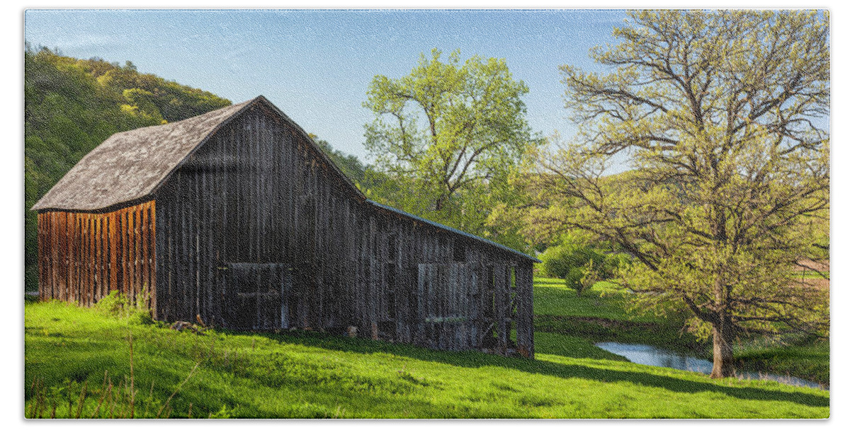 5dii Beach Towel featuring the photograph Bad Axe Barn by Mark Mille