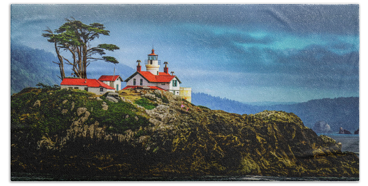 attery Point Lighthouse Beach Sheet featuring the photograph Battery Point Lighthouse by Janis Knight