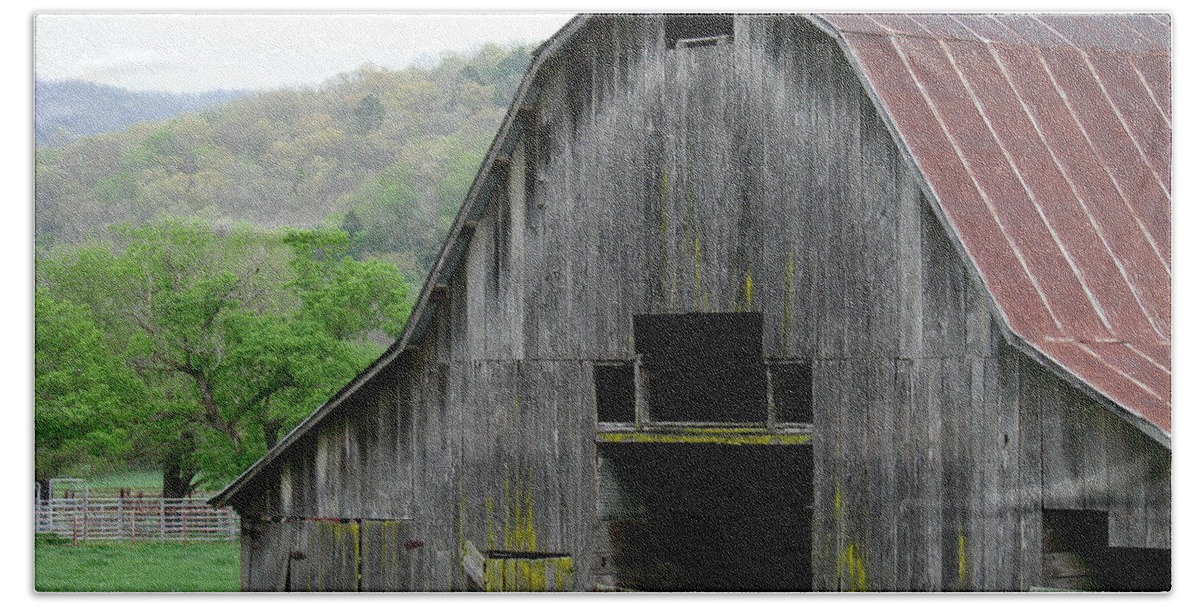 Old Barns Beach Towel featuring the photograph Boxley Valley Barn by Mary Halpin
