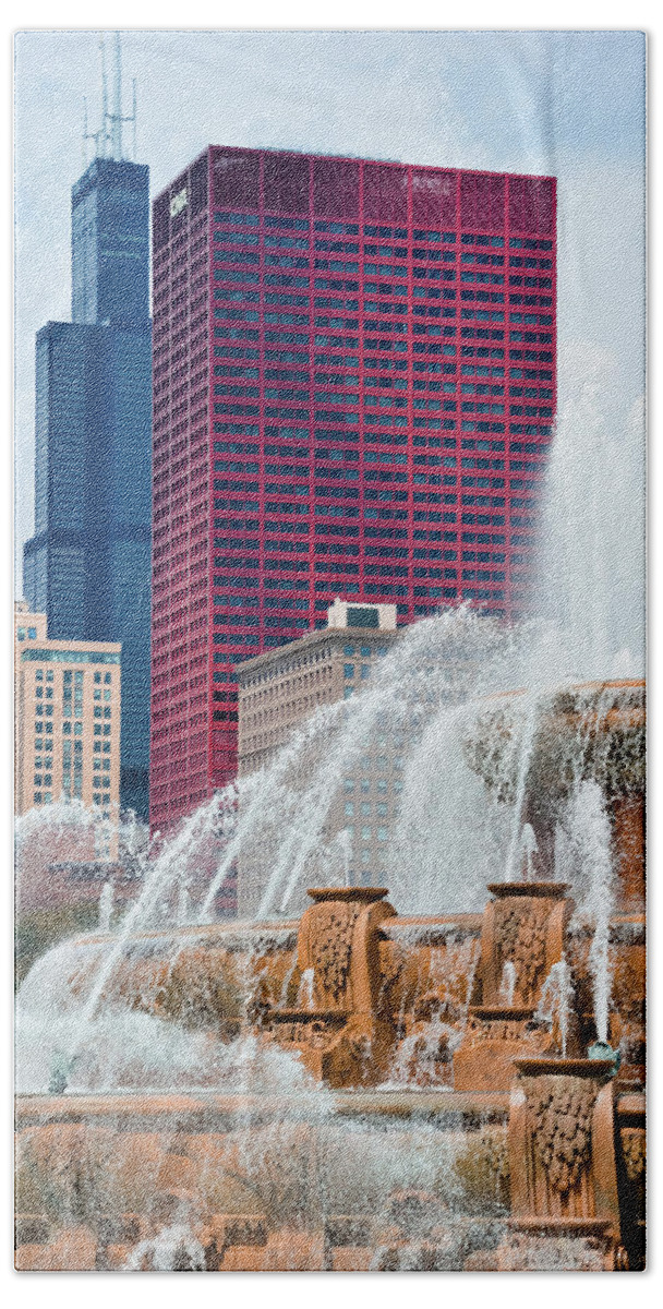 Chicago Beach Towel featuring the photograph Buckingham Fountain Skyline by Kyle Hanson