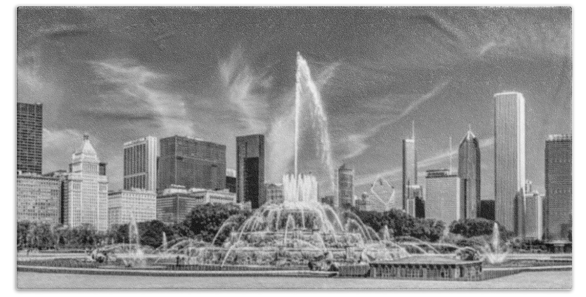 Chicago Beach Sheet featuring the photograph Buckingham Fountain Skyline Panorama Black and White by Christopher Arndt