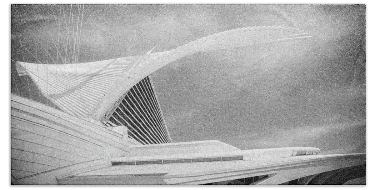 Mam Beach Towel featuring the photograph Calatrava - Milwaukee Art Museum by John Roach