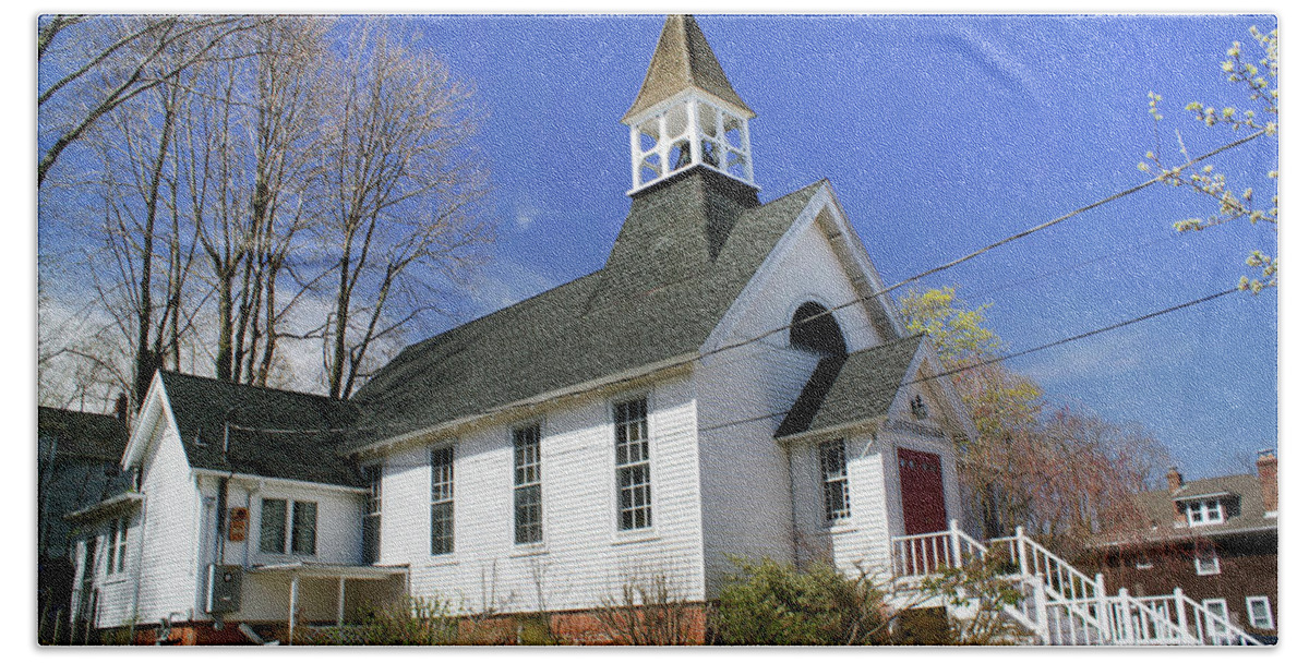 Christ Church Episcopal Beach Sheet featuring the photograph Christ Church Episcopal Of Port Jefferson by Steven Spak