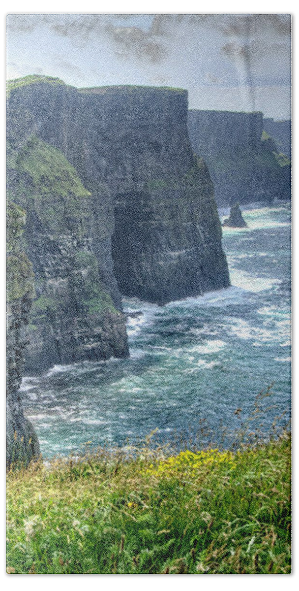Ireland Beach Sheet featuring the photograph Cliffs of Moher by Alan Toepfer
