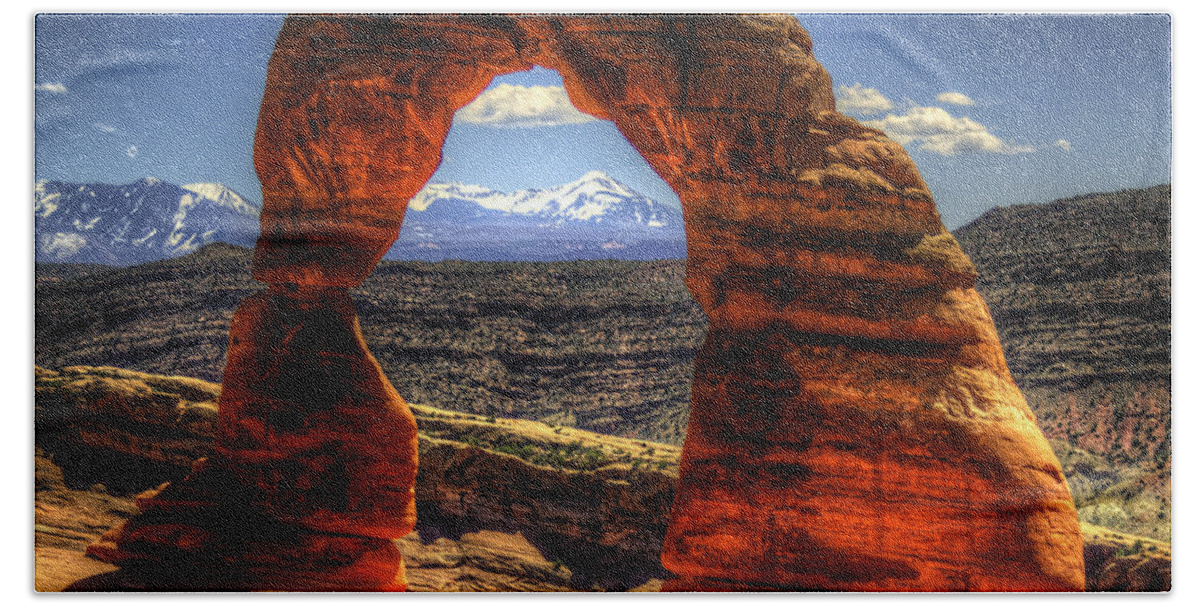 Pictorial Beach Towel featuring the photograph Delicate Arch Framing La Sal Mountains by Roger Passman