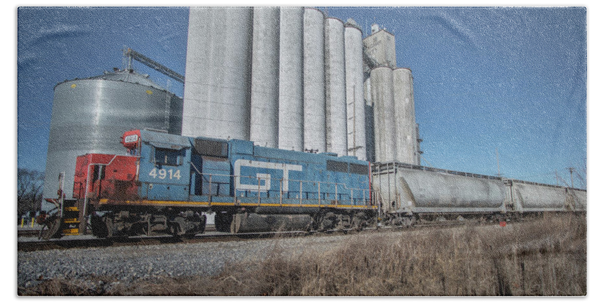 Landscape Beach Towel featuring the photograph Grand Trunk Western 4914 at Effingham IL by Jim Pearson