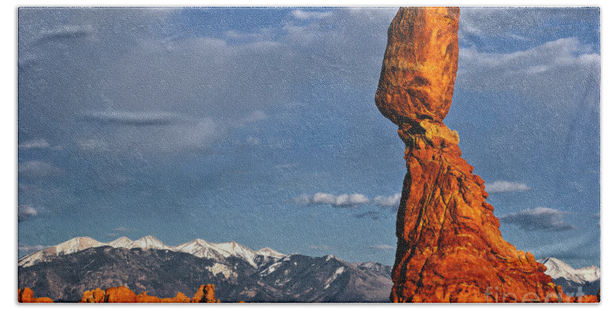 Utah Beach Sheet featuring the photograph Gravity Defying Balanced Rock, Arches National Park, Utah by Sam Antonio
