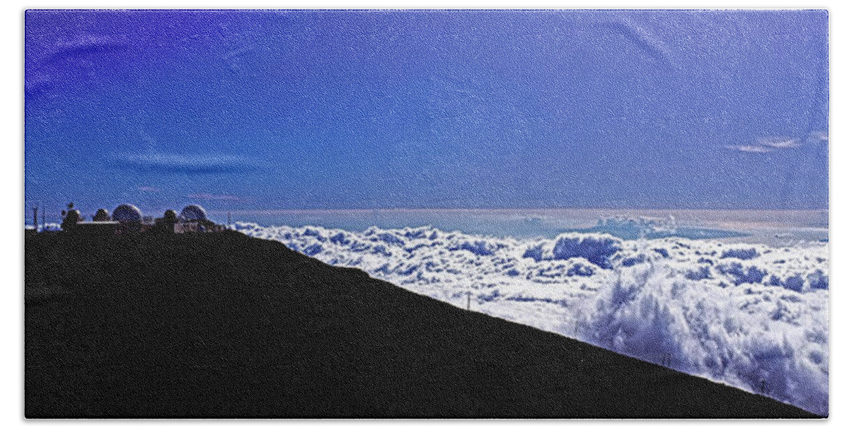 Hawaiian Beach Towel featuring the photograph Hawain Islands Maui Haleakala Natl Park Crater Puu Ulaula Telesc by Tom Jelen