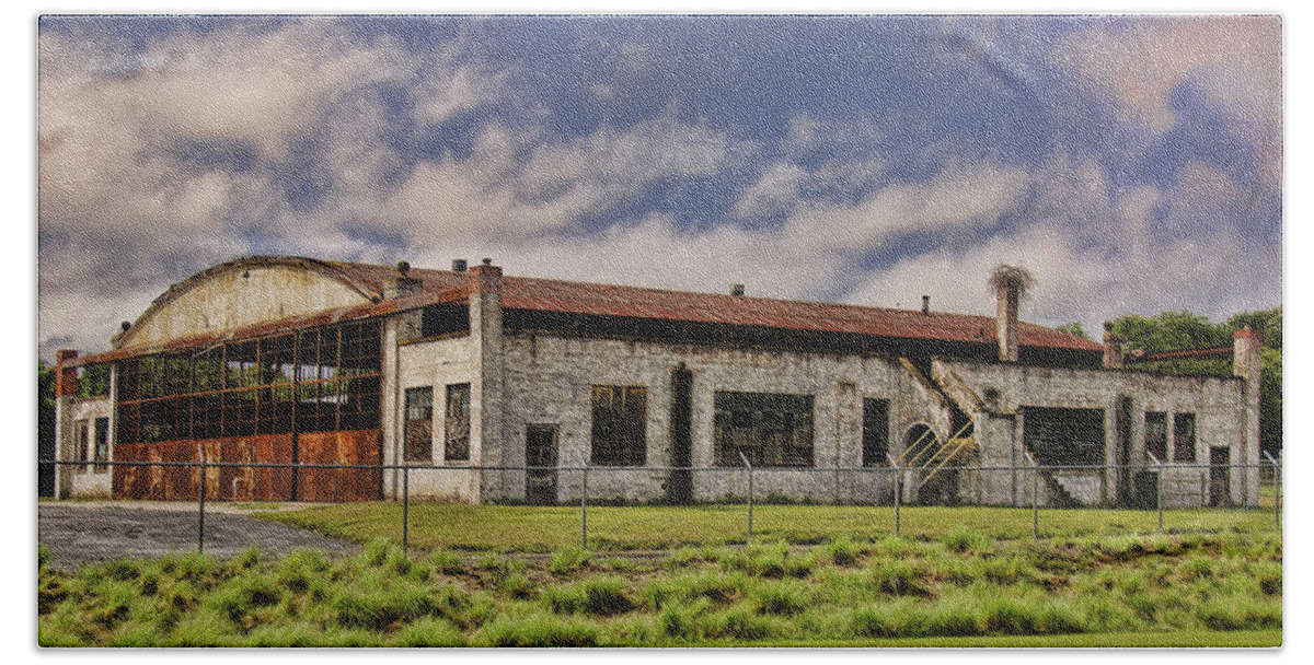 Curtis Wright Beach Towel featuring the photograph Historic Curtiss Wright Hanger by Steven Richardson