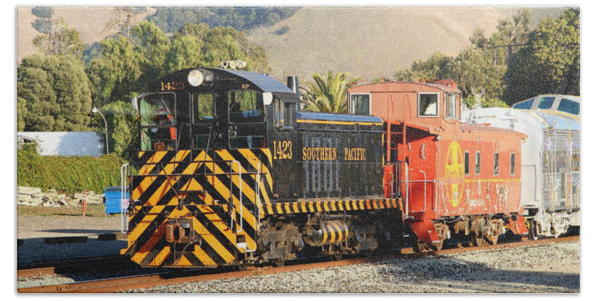 Southern Pacific Beach Towel featuring the photograph Historic Niles Trains in California . Old Southern Pacific Locomotive and Sante Fe Caboose . 7D10821 by Wingsdomain Art and Photography