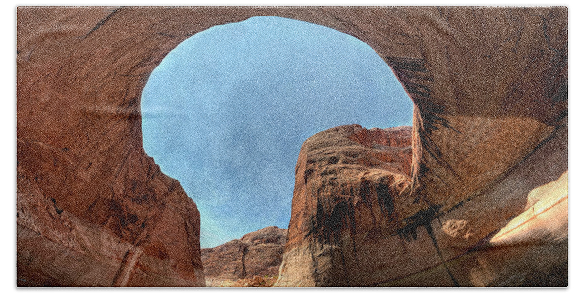 Alcove Beach Towel featuring the photograph Keyhole Cove by David Andersen