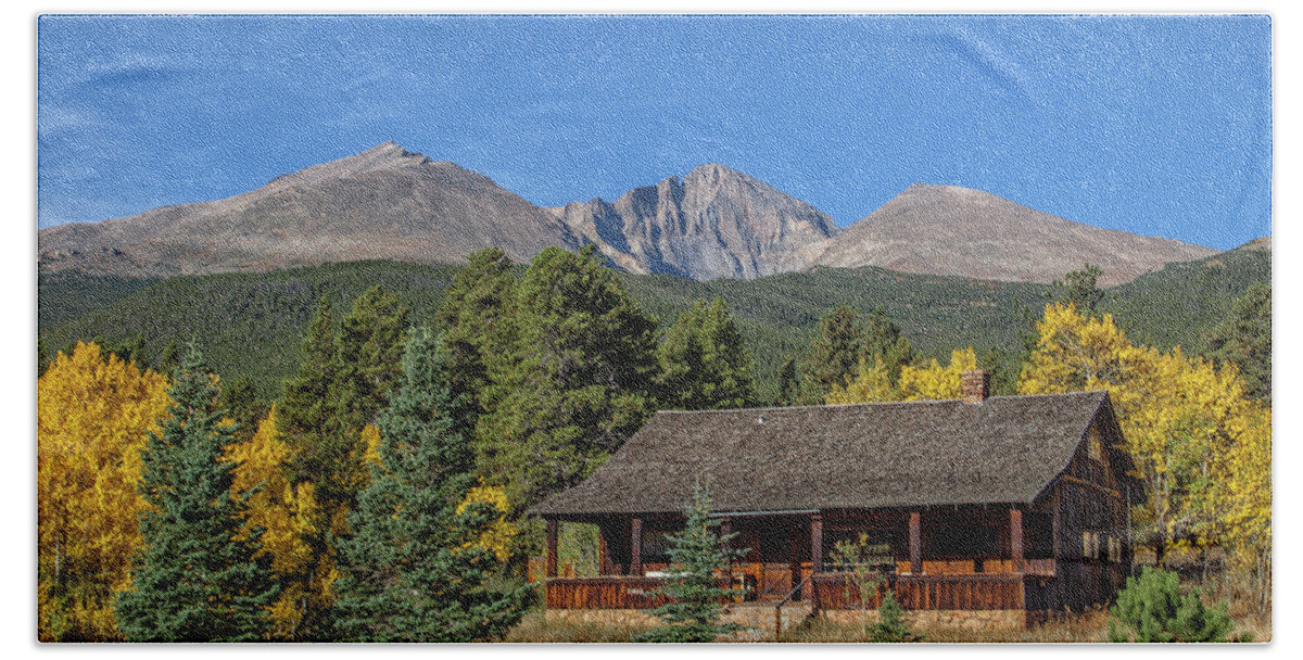 Log Cabin Beach Towel featuring the photograph Long's Peak by Ronald Lutz
