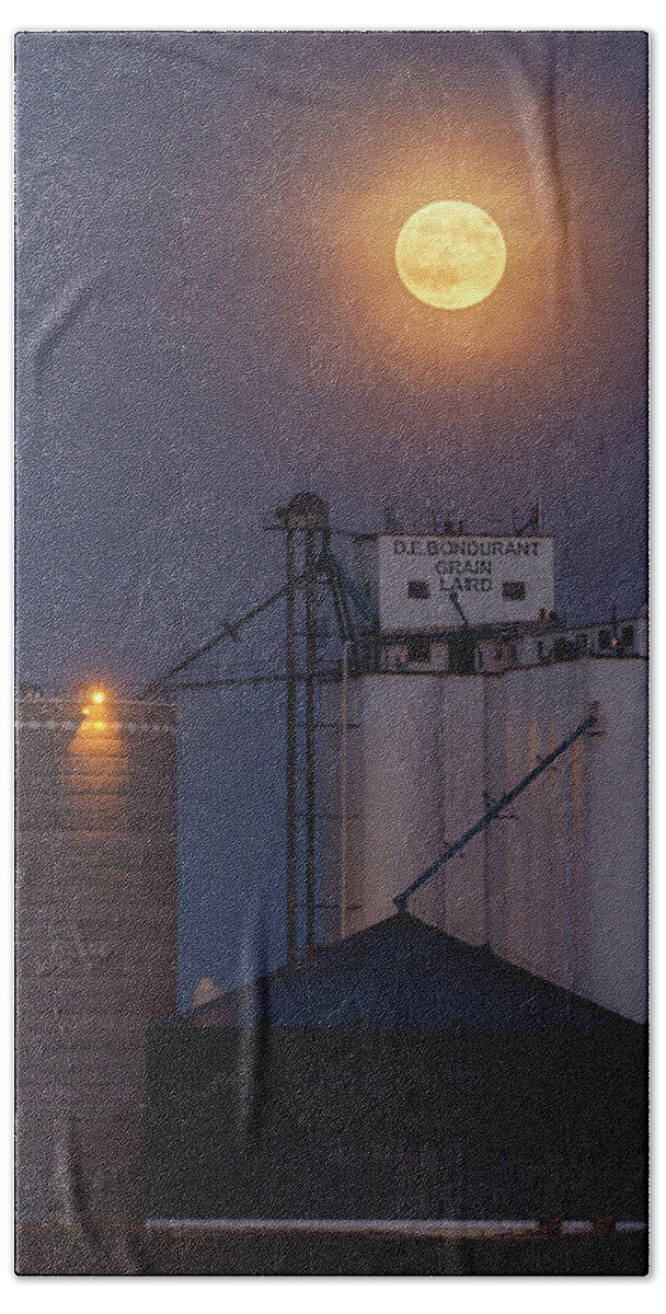 Kansas Beach Sheet featuring the photograph Moonrise at Laird -02 by Rob Graham