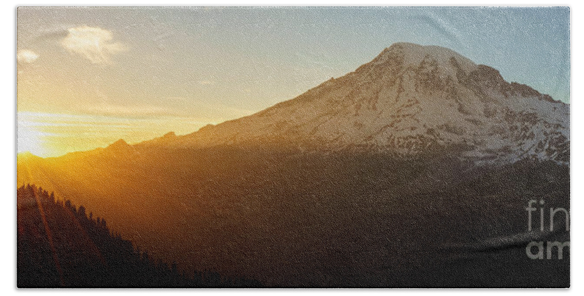  Mount Rainier Beach Towel featuring the photograph Mount Rainier Evening Light Rays by Mike Reid