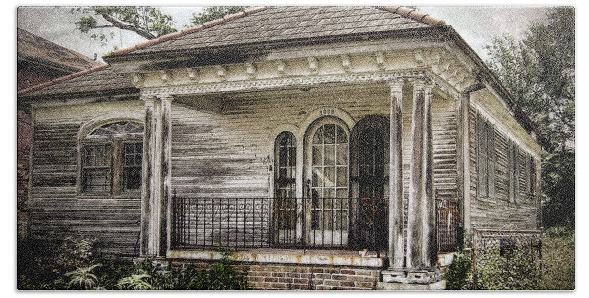 New Orleans Beach Sheet featuring the photograph New Orleans House No. 7 by Tammy Wetzel