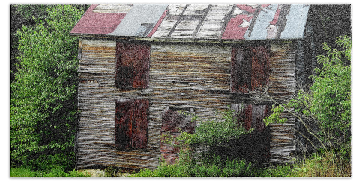 Abandoned Buildings Beach Towel featuring the photograph Nobody's Home by Linda Stern