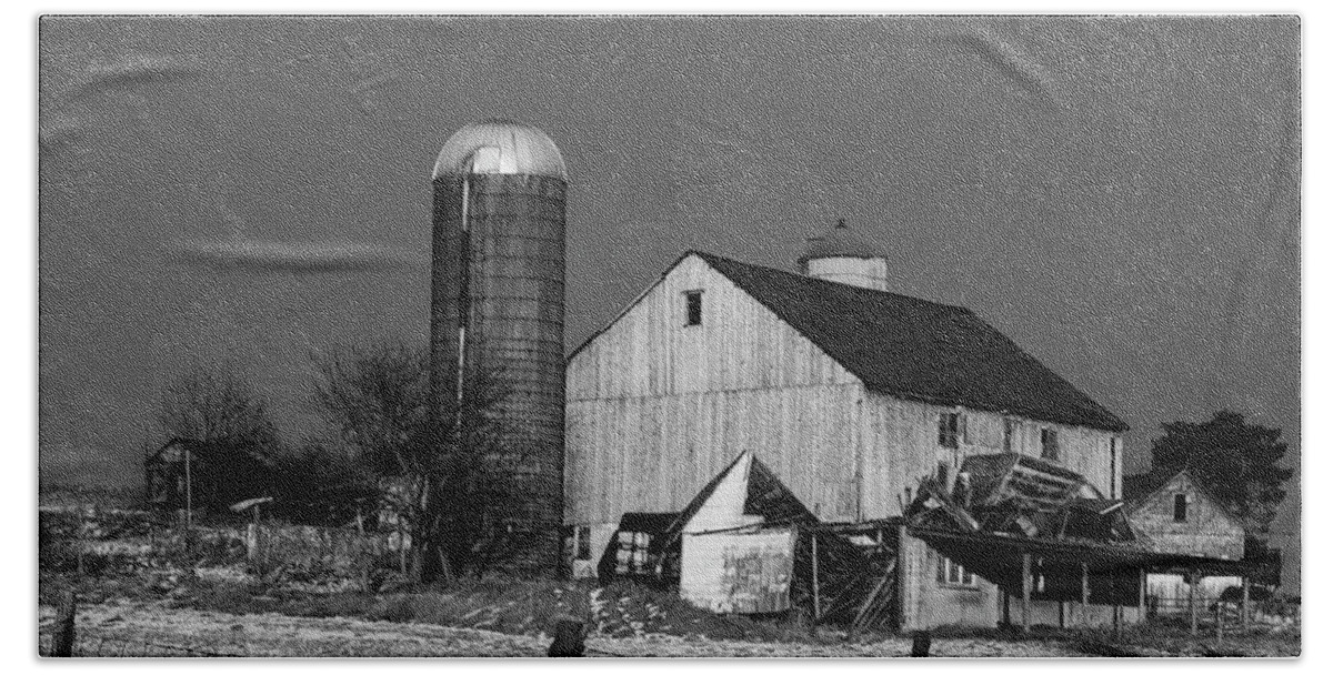 Rural America Beach Towel featuring the photograph Old Barn 1 by Paul Ross