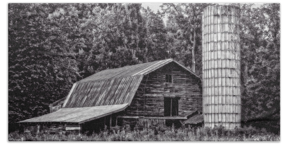 Barn Beach Towel featuring the photograph Old Barn - BW by Christopher Holmes
