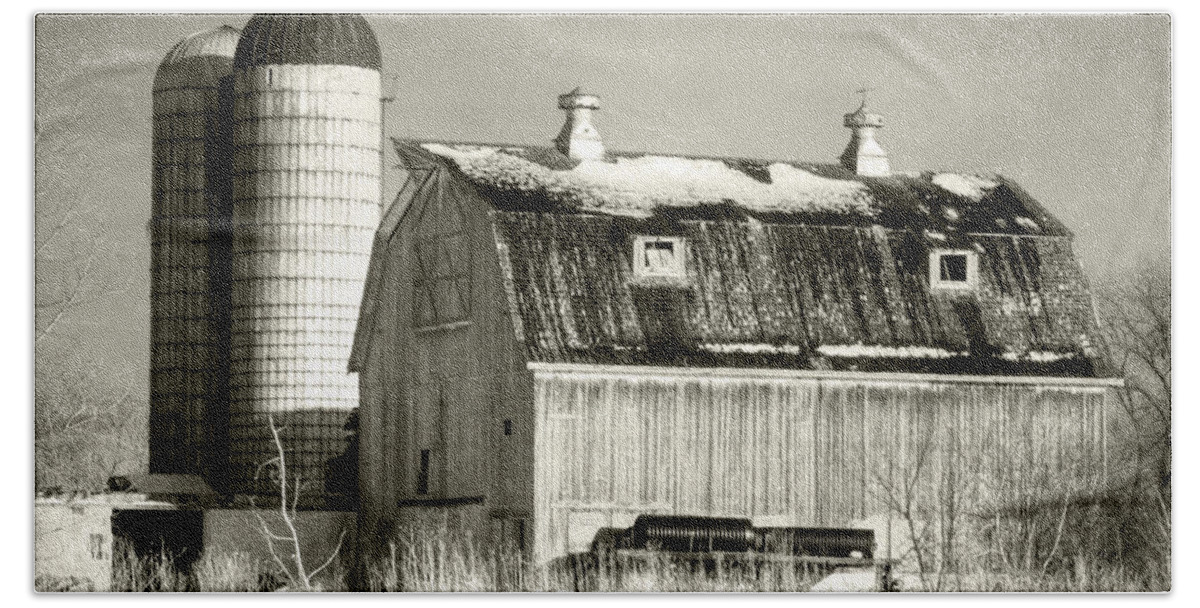 Huntley Beach Towel featuring the photograph Old Barn Huntley Illinois by Roger Passman