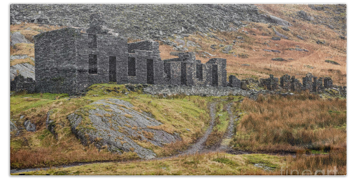 Cwmorthin Beach Sheet featuring the photograph Old Ruin at Cwmorthin by Adrian Evans
