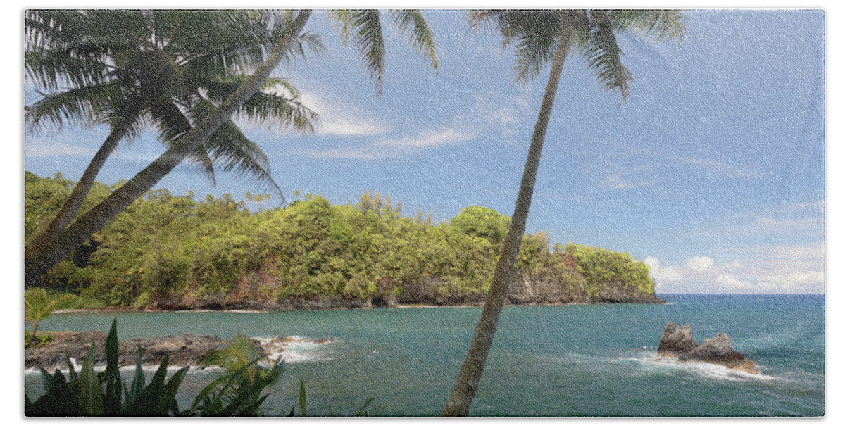 Onomea Bay Beach Towel featuring the photograph Onomea Bay by Susan Rissi Tregoning