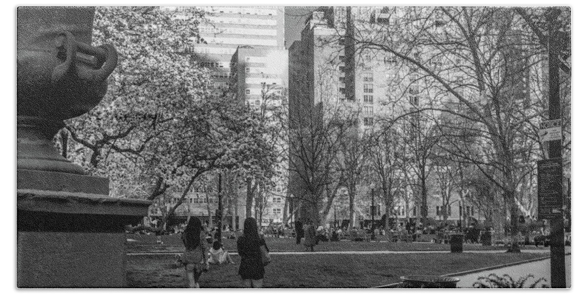 Rittenhouse Square Beach Sheet featuring the photograph Philadelphia Street Photography - 0902 by David Sutton
