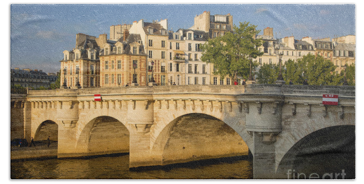 Paris Beach Towel featuring the photograph Pont Neuf - Ile de la Cite - Paris by Brian Jannsen