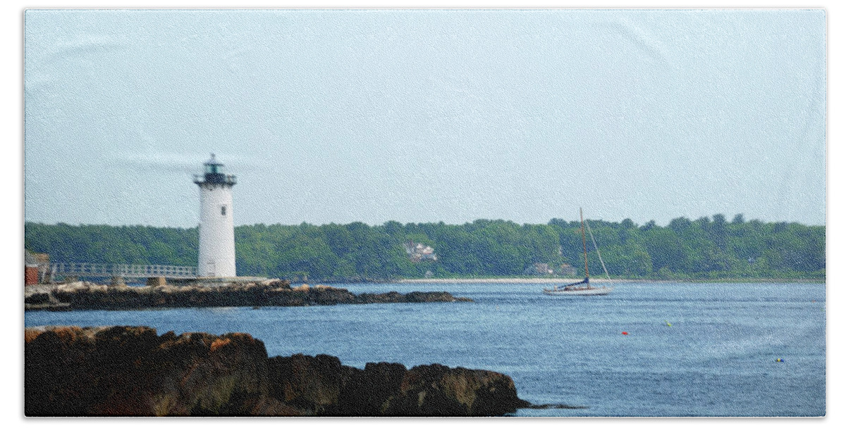 Lighthouse Beach Towel featuring the photograph Portsmouth Harbor Lighthouse by Richard Gibb