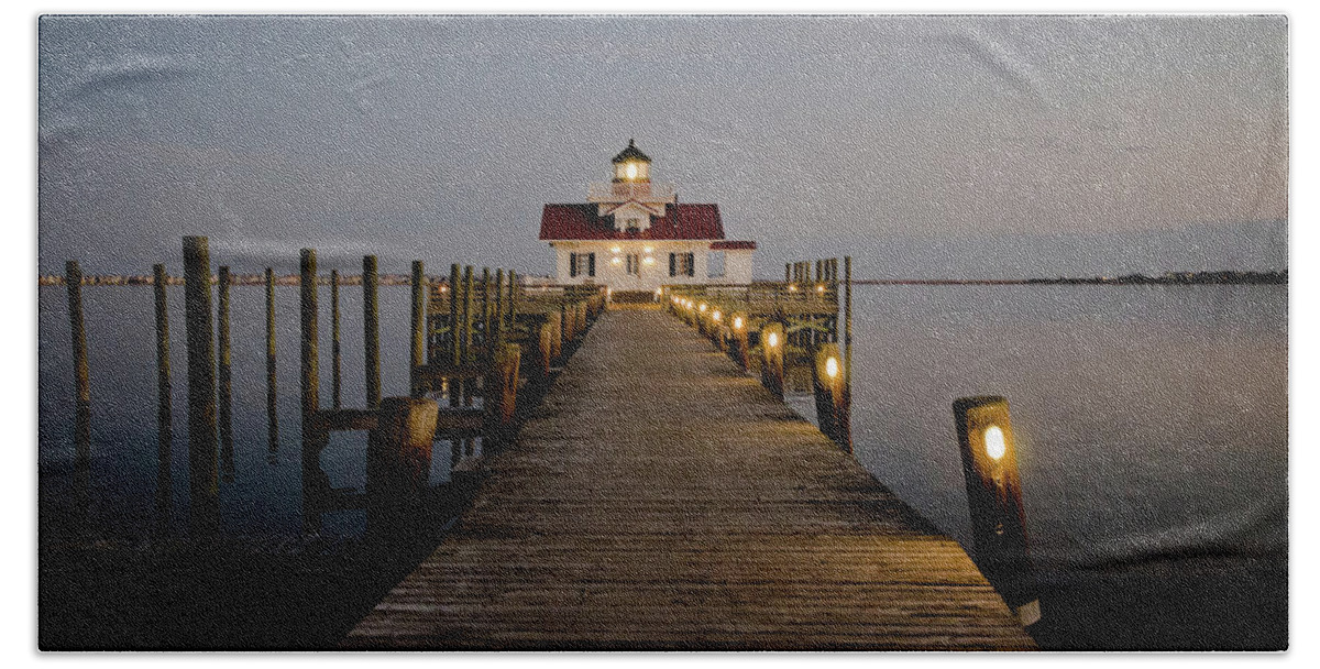 Roanoke Marshes Light Beach Towel featuring the photograph Roanoke Marshes Lighthouse by David Sutton