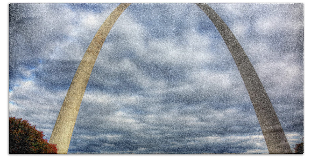 St. Louis Arch Beach Towel featuring the photograph St. Louis Arch by Shawn Everhart