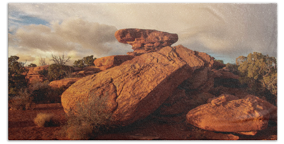 Rocks Beach Towel featuring the photograph Standing Rocks in Canyonlands by Alan Vance Ley