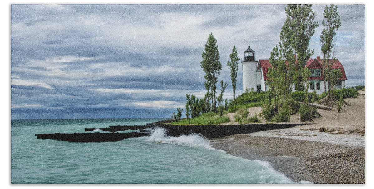 Lighthouse Beach Sheet featuring the photograph Storm Rolling In by Peg Runyan