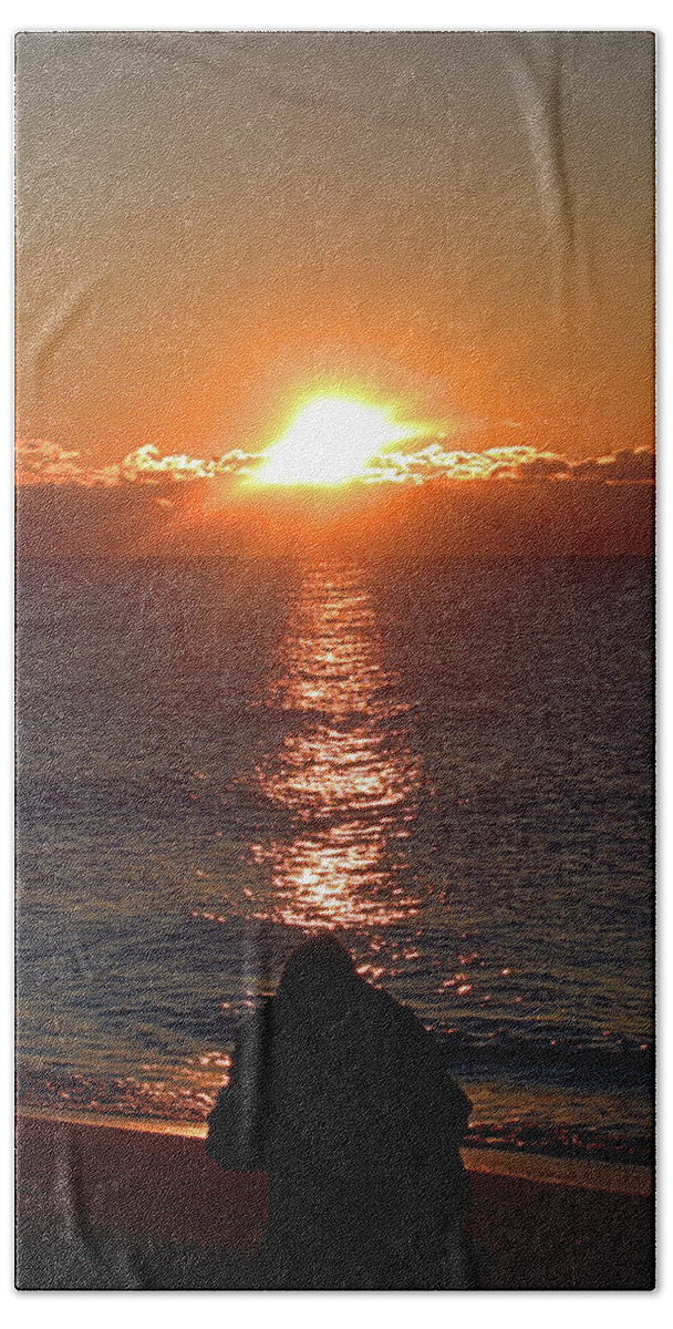 Seas Beach Towel featuring the photograph Sun Chasers I I I by Newwwman